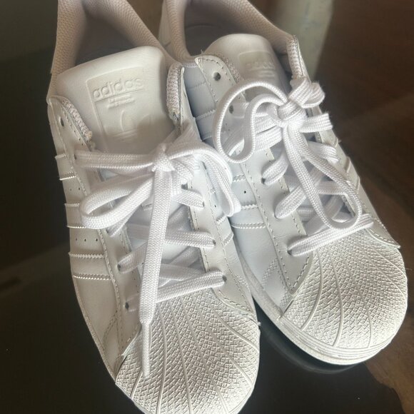 BRAND NEW ADIDAS SUPERSTAR ALL WHITE - 7.5 - Picture 3 of 4